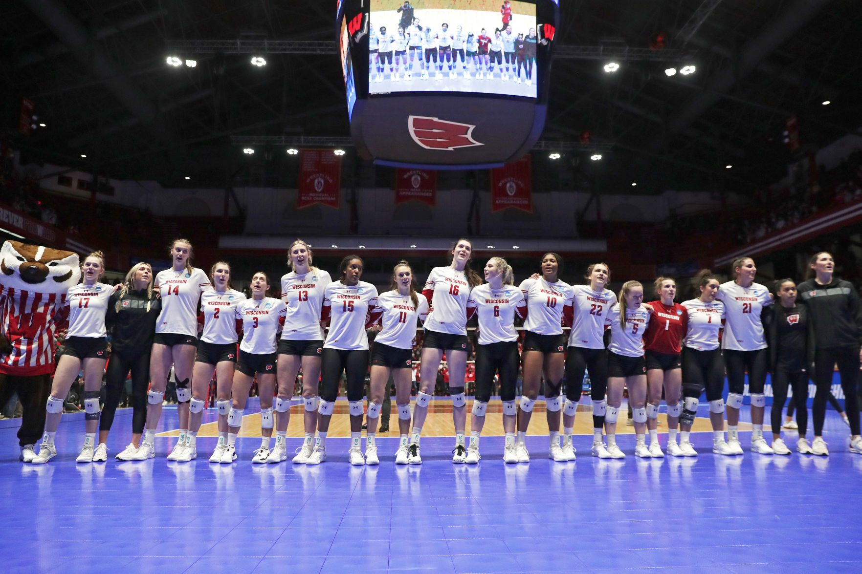 120921_uwvolleyball_01-12092021193429